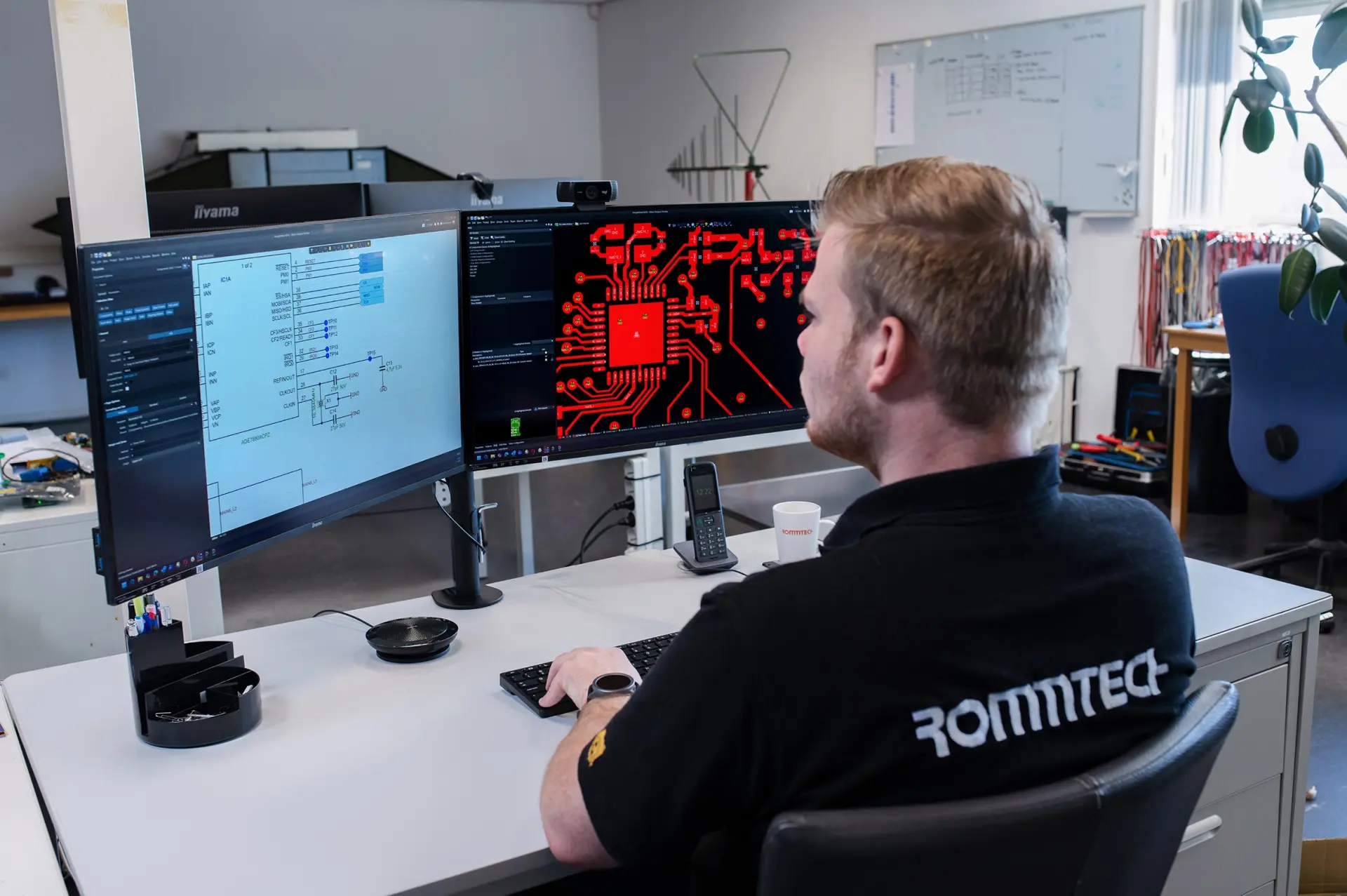 Arjan, hardware engineer bij Rommtech, ontwerpt een printplaat